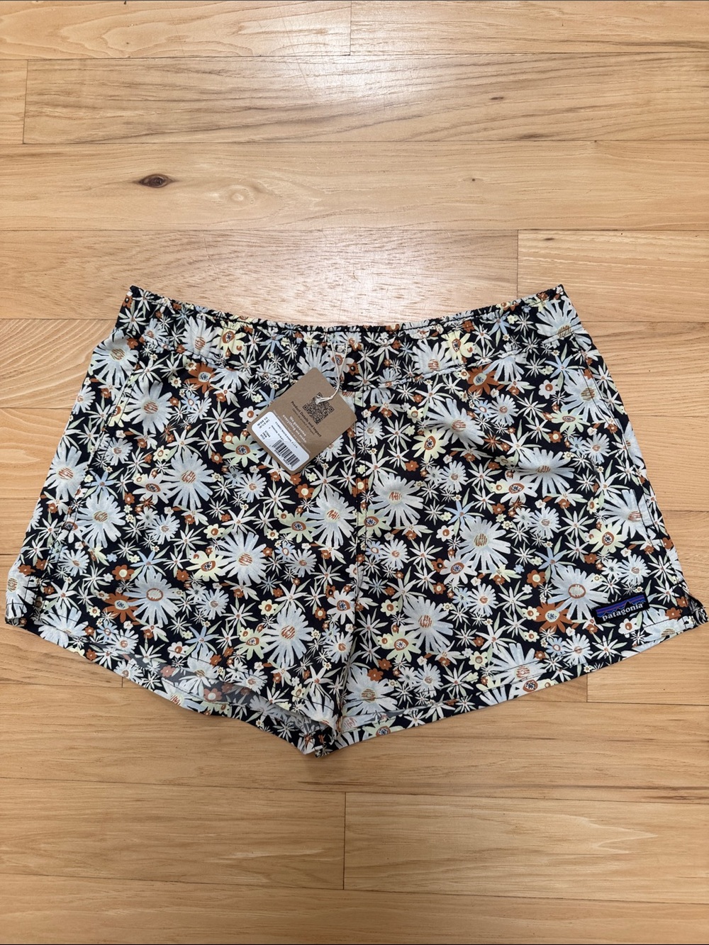 Patagonia Barely Baggies Shorts
Women 2.5” inseam
Size S NWT black floral